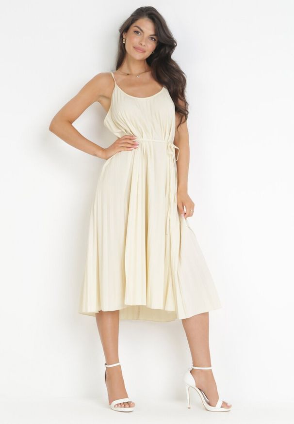 Born2be - Jasnobeżowa Plisowana Sukienka Midi ze Sznurkiem w Talii Eidas. Kolor: beżowy. Materiał: tkanina, materiał. Długość rękawa: na ramiączkach. Sezon: lato. Długość: midi
