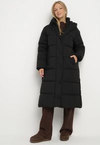 Born2be - Czarna Długa Pikowana Kurtka z Kapturem Acaltte. Typ kołnierza: kaptur. Kolekcja: plus size. Kolor: czarny. Materiał: jeans. Długość: długie. Sezon: zima. Styl: klasyczny