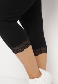 Born2be - Czarne Spodnie Bawełniane Legginsy 3/4 z Koronką Amaratna. Okazja: na co dzień. Stan: podwyższony. Kolekcja: plus size. Kolor: czarny. Materiał: bawełna, koronka. Wzór: koronka. Styl: elegancki, casual #5
