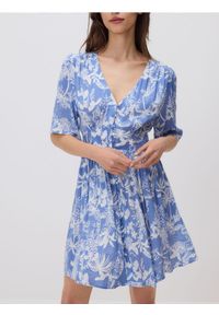 Reserved - Wzorzysta sukienka mini - jasnoniebieski. Kolor: niebieski. Materiał: wiskoza. Długość: mini