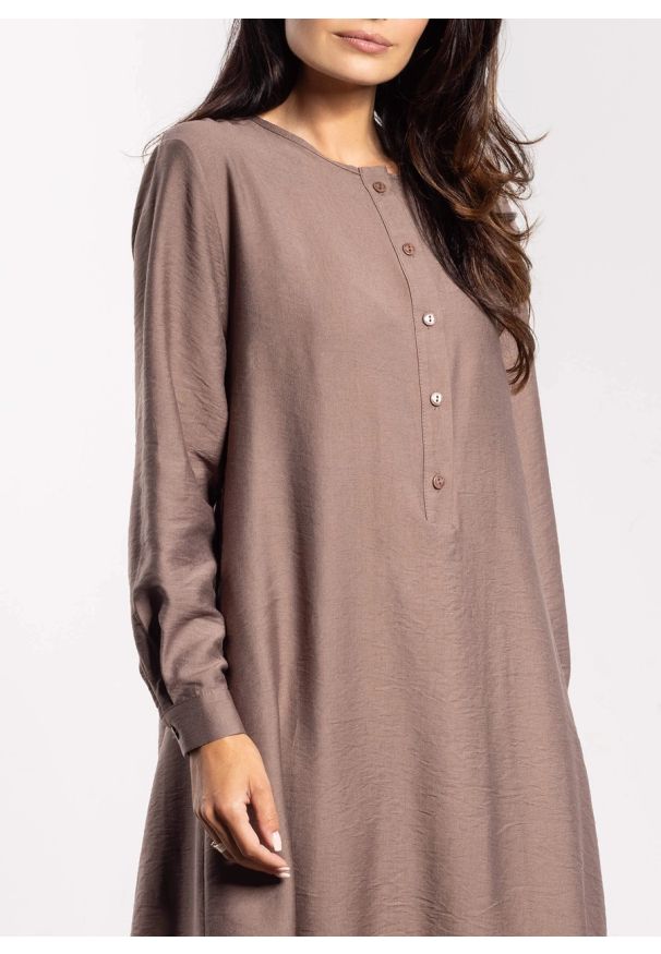 Infinite You - Elegancka sukienka rozkloszowana z długim rękawem taupe. Kolor: zielony, brązowy. Długość rękawa: długi rękaw. Styl: elegancki