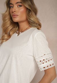 Renee - Biały Bawełniany T-shirt z Ażurowymi Rękawkami Zolreia. Okazja: na co dzień. Kolor: biały. Materiał: bawełna. Długość rękawa: krótki rękaw. Wzór: ażurowy. Styl: sportowy, casual #5