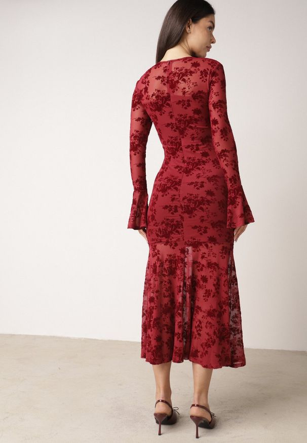 Born2be - Czerwona Siateczkowa Sukienka Koktajlowa VICES z Welurowym Wzorem w Kwiaty Azimene. Okazja: na wesele, na imprezę, na ślub cywilny. Kolor: czerwony. Materiał: welur. Długość rękawa: długi rękaw. Wzór: kwiaty. Styl: wizytowy