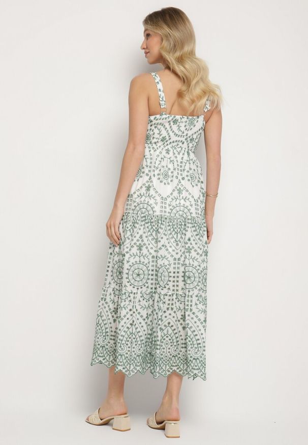 Born2be - Zielono-Biała Bawełniana Sukienka Ozdobiona Haftem Sadonique. Okazja: na co dzień. Kolor: zielony. Materiał: bawełna. Długość rękawa: na ramiączkach. Wzór: haft, aplikacja. Styl: casual, elegancki