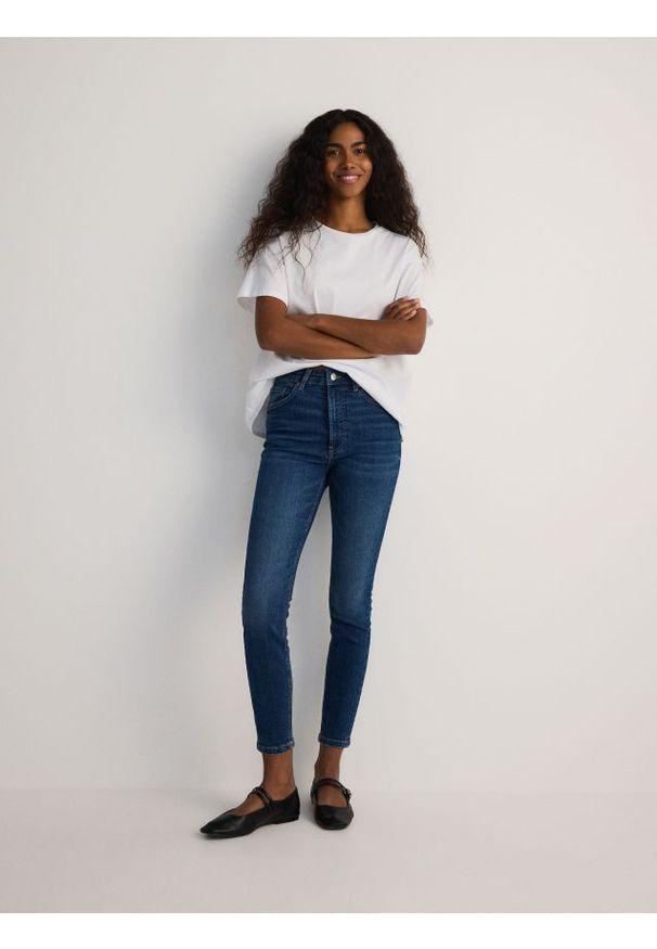 Reserved - Jeansy slim fit mid rise - granatowy. Kolor: niebieski