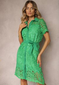 Renee - Zielona Ażurowa Sukienka Koszulowa Wiązana w Pasie Lonnija. Kolor: zielony. Materiał: tkanina. Długość rękawa: krótki rękaw. Wzór: ażurowy. Typ sukienki: koszulowe