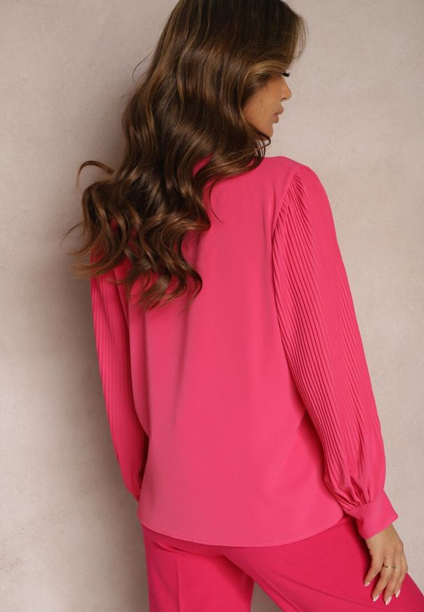 Renee - Różowa Bluzka z Ozdobnym Wiązaniem na Szyi i Marszczeniami na Rękawach Vervia. Kolor: różowy. Materiał: tkanina. Wzór: gładki