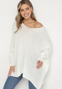 Born2be - Biały Sweter Oversize z Rękawami Typu Nietoperz Tarvella. Okazja: na spotkanie biznesowe, do pracy, na co dzień. Kolor: biały. Styl: biznesowy, casual, elegancki #4