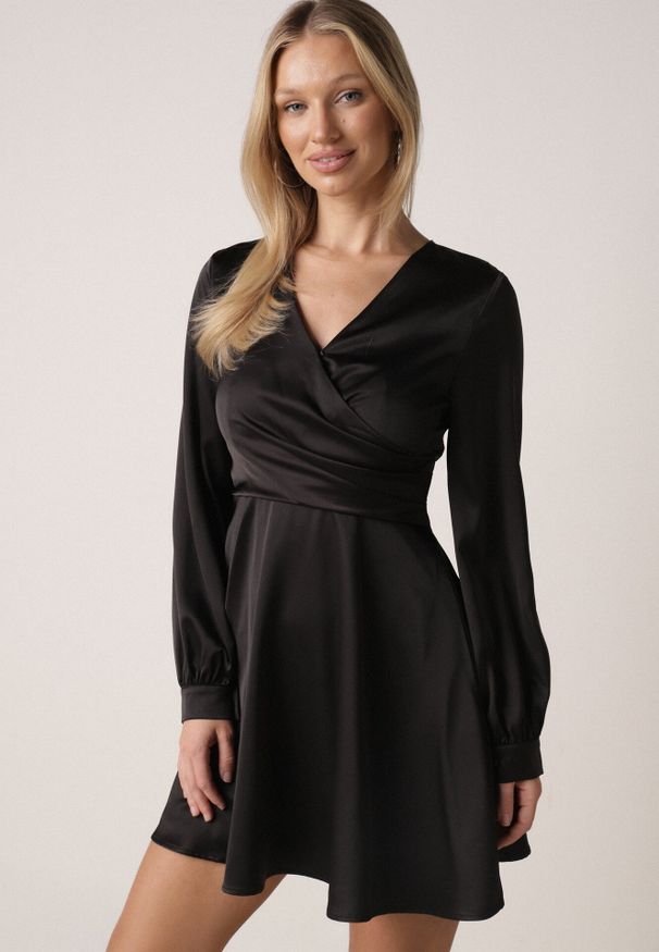 Born2be - Czarna Satynowa Sukienka VICES z Bawełny o Kopertowym Kroju Glanita. Okazja: na co dzień. Kolor: czarny. Materiał: satyna, bawełna. Typ sukienki: kopertowe. Styl: casual, klasyczny