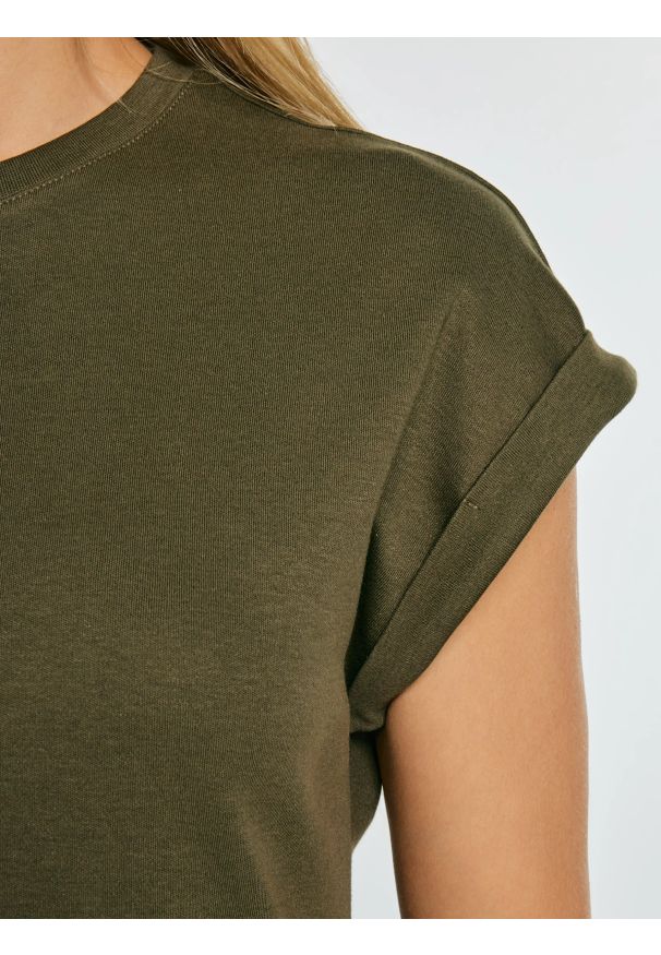 Big-Star - Koszulka damska z podwijanym rękawem khaki Adela 303. Kolor: zielony. Materiał: dzianina, żakard. Długość rękawa: krótki rękaw. Długość: krótkie. Wzór: jednolity. Styl: klasyczny