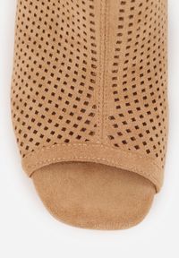 Born2be - Ciemnobeżowe Ażurowe Sandały Vices na Obcasie z Odkrytymi Noskami Zeniri. Okazja: na imprezę, na co dzień. Kolor: beżowy. Materiał: jeans. Wzór: ażurowy. Sezon: wiosna, lato. Obcas: na obcasie. Styl: casual. Wysokość obcasa: średni #7