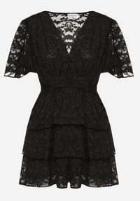 Born2be - Czarna Rozkloszowana Sukienka z Trójkątnym Dekoltem z Gumką w Pasie i Falbankami Crapia. Okazja: na spacer. Typ kołnierza: kołnierz z falbankami. Kolor: czarny. Długość rękawa: krótki rękaw. Styl: wizytowy #4