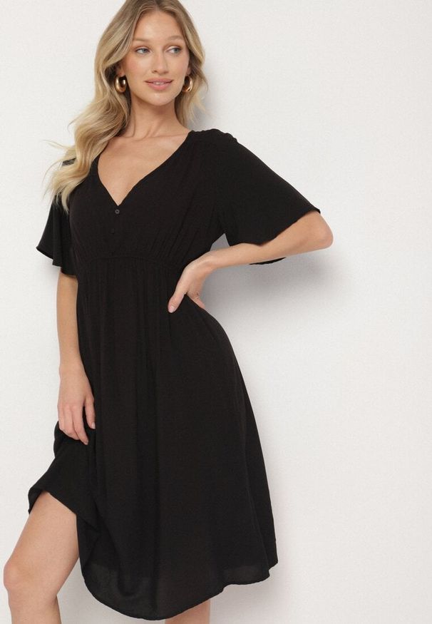 Born2be - Czarna Bawełniana Sukienka o Rozkloszowanym Fasonie Liranelle. Okazja: na co dzień. Typ kołnierza: dekolt w kształcie V. Kolor: czarny. Materiał: bawełna. Długość rękawa: krótki rękaw. Sezon: lato. Typ sukienki: rozkloszowane. Styl: casual, elegancki