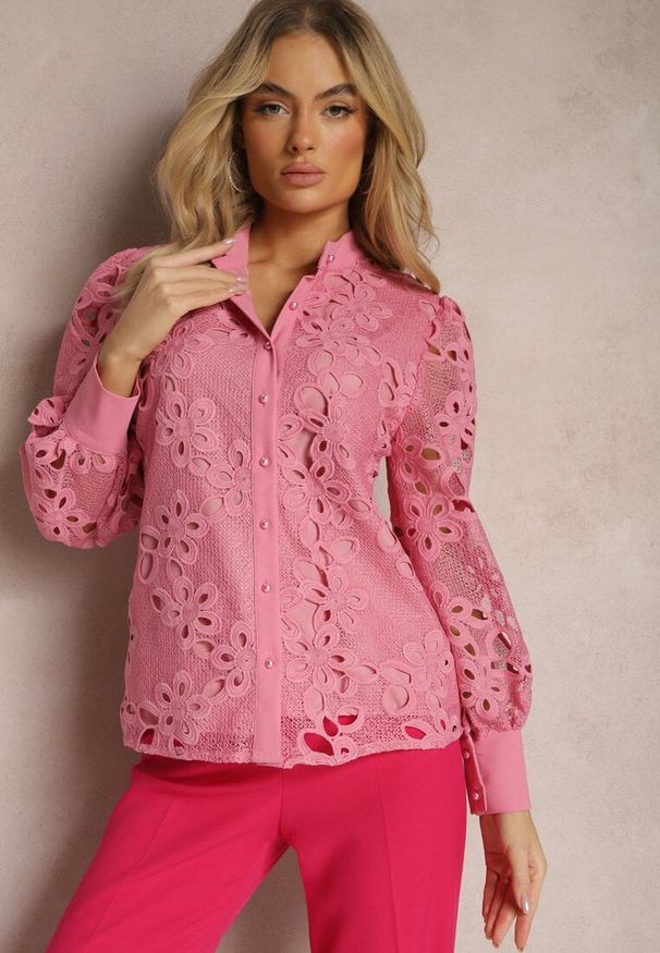 Renee - Ciemnoróżowa Ażurowa Koszula z Bufiastymi Rękawami w Kwiaty Rarona. Kolor: różowy. Wzór: kwiaty, ażurowy