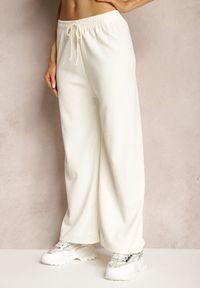 Renee - Jasnobeżowe Spodnie z Szerokimi Nogawkami i Gumką w Talii Uxelia. Kolor: beżowy. Styl: klasyczny, elegancki #3