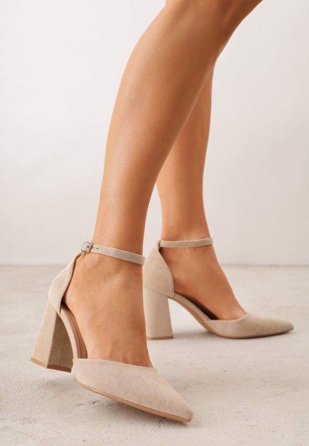 Born2be - Ciemnobeżowe Czółenka z Imitacji Zamszu na Słupku z Noskiem w Szpic Violetto. Okazja: na co dzień, na spotkanie biznesowe, do pracy. Zapięcie: pasek. Kolor: beżowy. Materiał: zamsz. Obcas: na słupku. Styl: casual, biznesowy, elegancki, klasyczny. Wysokość obcasa: średni