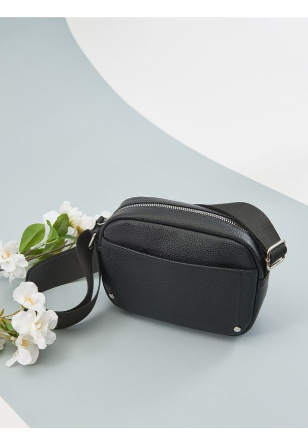 Sinsay - Torebka crossbody z imitacji skóry - czarny. Kolor: czarny. Materiał: skórzane