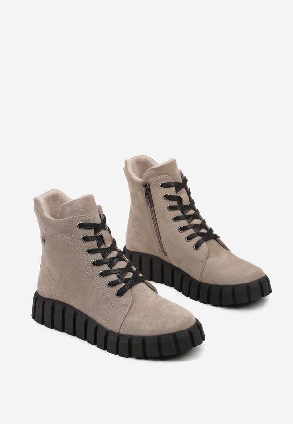Born2be - Ciemnobeżowe Botki Typu Workery Potocki na Grubej Tłoczonej Podeszwie Gettane. Okazja: na co dzień. Kolor: beżowy. Materiał: jeans. Styl: casual