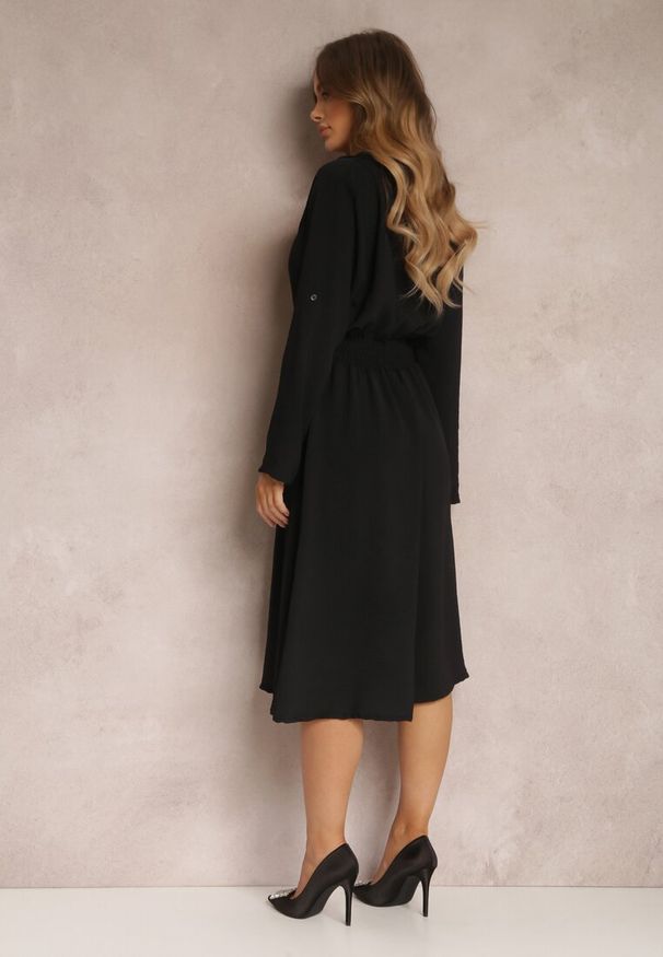 Renee - Czarna Koszulowa Sukienka Midi z Gumką w Pasie Natelin. Kolor: czarny. Typ sukienki: koszulowe. Styl: elegancki. Długość: midi