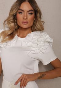 Renee - Biały T-shirt z Bawełny Ozdobiony Bufiastymi Falbankami Kandrra. Typ kołnierza: kołnierz z falbankami. Kolor: biały. Materiał: bawełna. Wzór: aplikacja #3