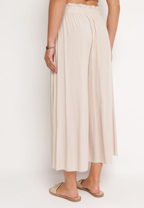 Born2be - Beżowe Spodnie Palazzo z Wiskozy z Gumką w Pasie Ozdobione Guzikami z Nogawkami 3/4 Efilis. Okazja: na co dzień. Kolor: beżowy. Materiał: wiskoza. Wzór: aplikacja. Styl: elegancki, casual