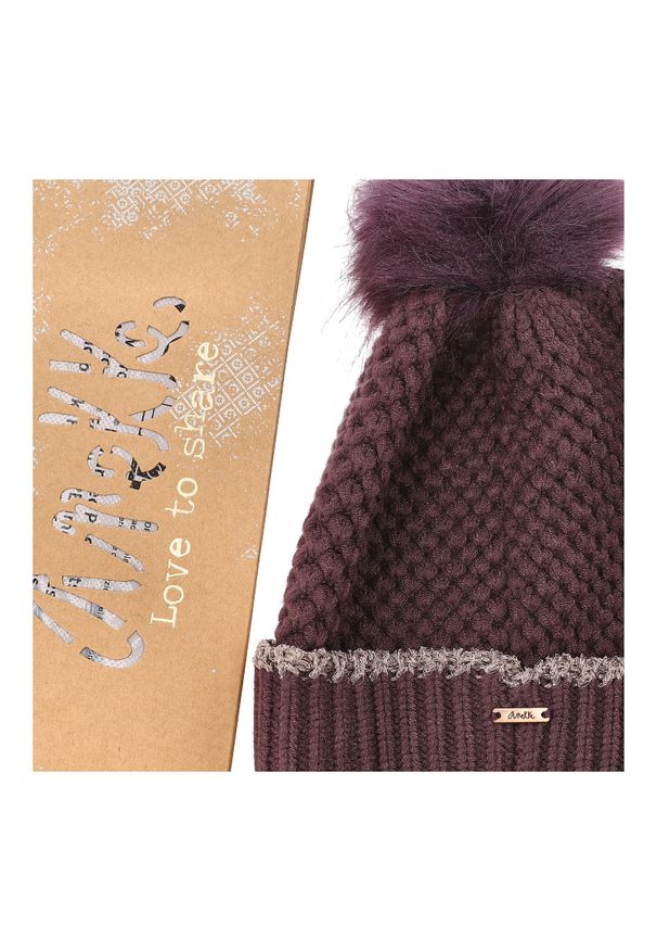 Bordowa Ciepła Damska Czapka Anekke. Kolor: czerwony. Materiał: futro, materiał. Wzór: haft. Sezon: zima. Styl: elegancki