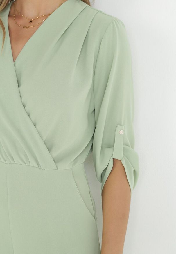 Born2be - Zielony Długi Kombinezon z Kopertowym Dekoltem Lauretia. Kolor: zielony. Długość: długie