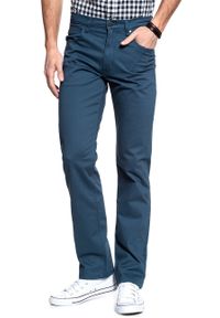 Wrangler - WRANGLER SPODNIE MĘSKIE ARIZONA OXFORD BLUE W12OA1072. Materiał: materiał