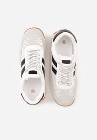 Renee - Białe Klasyczne Sneakersy Zdobione Siateczkowymi Wstawkami Eilshoy. Okazja: na co dzień. Kolor: biały. Materiał: jeans. Wzór: aplikacja #3