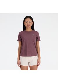 Koszulka damska New Balance WT41253LRC – fioletowa. Kolor: fioletowy. Materiał: poliester. Długość rękawa: krótki rękaw. Długość: krótkie. Sport: fitness