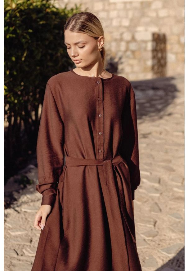 Infinite You - Elegancka sukienka rozkloszowana z długim rękawem brązowa. Kolor: brązowy. Długość rękawa: długi rękaw. Styl: elegancki