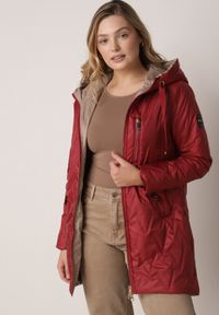 Born2be - Czerwona Pikowana Kurtka Przejściowa Parka z Kapturem o Długim Kroju z Ozdobą Isaline. Okazja: na co dzień. Typ kołnierza: kaptur. Kolor: czerwony. Materiał: poliester, dresówka. Długość: długie. Wzór: aplikacja. Styl: casual, klasyczny #1