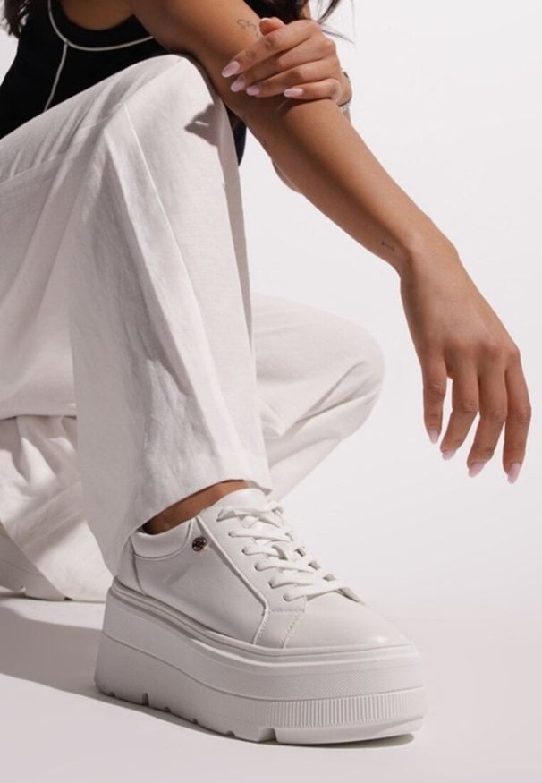 Renee - Białe Sneakersy Vices na Grubej Podeszwie Tuliri. Kolor: biały. Materiał: jeans. Obcas: na platformie