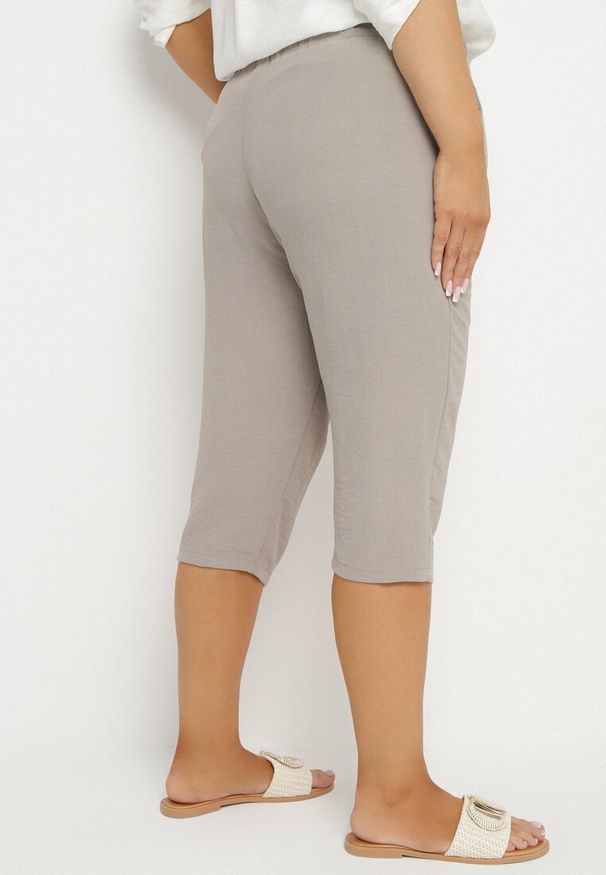 Born2be - Ciemnobeżowe Spodnie z Gumką w Pasie 7/8 Tenimira. Okazja: na co dzień, na spacer. Kolekcja: plus size. Kolor: beżowy. Styl: klasyczny, elegancki, casual