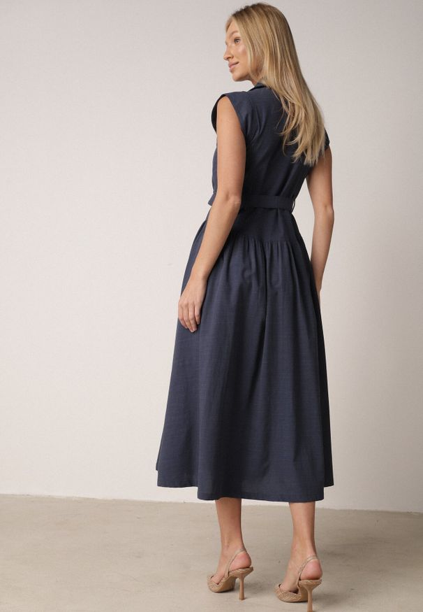 Born2be - Granatowa Koszulowa Sukienka Bez Rękawów z Wiskozy i Bawełny z Paskiem Suranon. Okazja: do pracy, na co dzień. Kolor: niebieski. Materiał: wiskoza, bawełna. Długość rękawa: bez rękawów. Typ sukienki: koszulowe. Styl: elegancki, klasyczny, casual