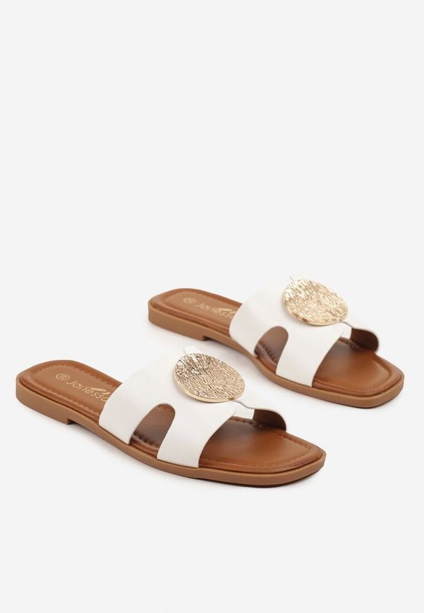 Born2be - Białe Klapki na Płaskiej Podeszwie z Metalicznym Zdobieniem Sopiena. Okazja: na co dzień. Kolor: biały. Materiał: jeans. Wzór: aplikacja. Sezon: lato. Obcas: na płaskiej podeszwie. Styl: elegancki, casual