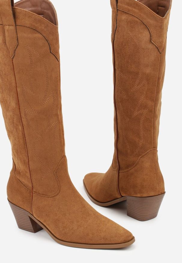 Born2be - Jasnobrązowe Kozaki Kowbojki na Stożku z Haftem na Cholewce Gallessa. Okazja: do pracy, na co dzień, na spotkanie biznesowe. Nosek buta: szpiczasty. Kolor: brązowy. Szerokość cholewki: normalna. Wzór: haft. Materiał: jeans. Obcas: na stożku. Styl: klasyczny, biznesowy, elegancki, casual, boho. Wysokość obcasa: średni