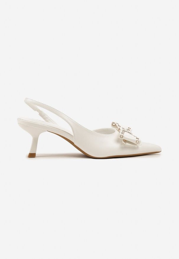 Renee - Białe Sandały Vices na Kaczuszce Slingback z Kokardą i Nitami Fennadia. Okazja: na co dzień, na spacer. Zapięcie: sprzączka. Kolor: biały. Materiał: jeans. Obcas: na szpilce. Styl: klasyczny, casual, elegancki. Wysokość obcasa: średni