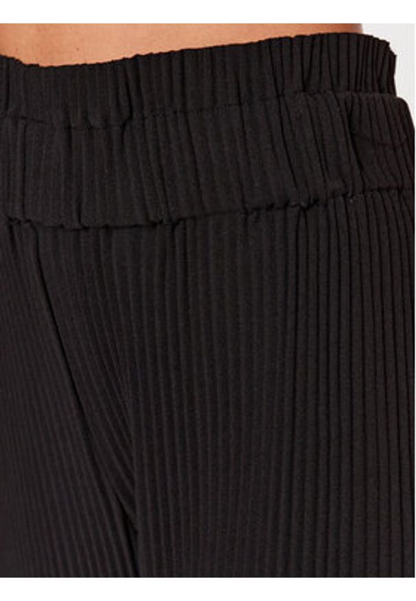 YAS Spodnie materiałowe 26028051 Czarny Regular Fit. Kolor: czarny. Materiał: syntetyk