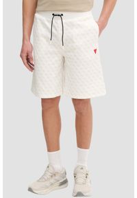Guess - GUESS Kremowe męskie spodenki w monogram New Korbin, Rozmiar M. Okazja: na co dzień. Kolor: beżowy. Sezon: lato. Styl: casual, sportowy #1