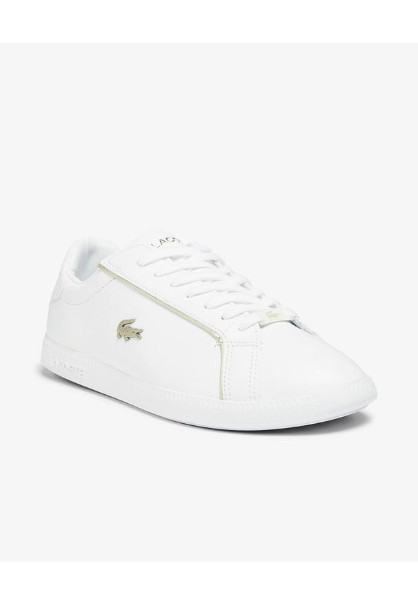 Lacoste - LACOSTE - Białe sneakersy z metalowym logo Graduate. Okazja: na co dzień. Nosek buta: okrągły. Zapięcie: sznurówki. Kolor: biały. Materiał: jeans, guma. Wzór: aplikacja, nadruk
