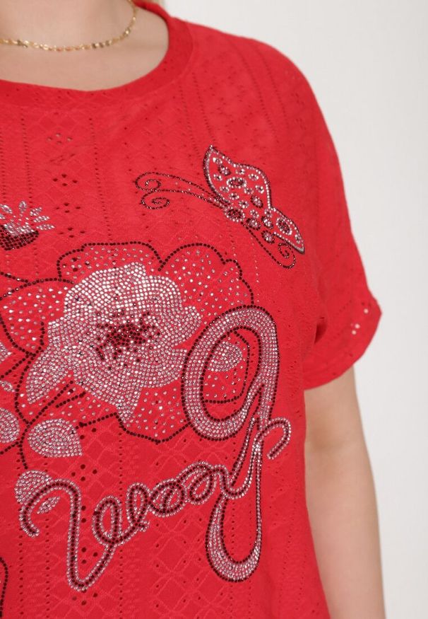 Born2be - Czerwony Ażurowy T-shirt z Bawełną Ozdobiony Cyrkoniami Deviana. Okazja: na co dzień. Kolor: czerwony. Materiał: bawełna. Wzór: aplikacja, ażurowy. Sezon: lato. Styl: elegancki, wizytowy, casual