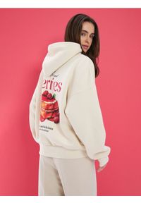 Sinsay - Bluza hoodie z nadrukiem - kremowy. Kolor: kremowy. Wzór: nadruk #1