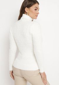 Born2be - Biały Elastyczny Golf z Wełną i Ściągaczami Ozdobiony Długim Włosem Alussone. Typ kołnierza: golf. Kolor: biały. Materiał: wełna. Długość rękawa: długi rękaw. Długość: długie. Wzór: aplikacja #3