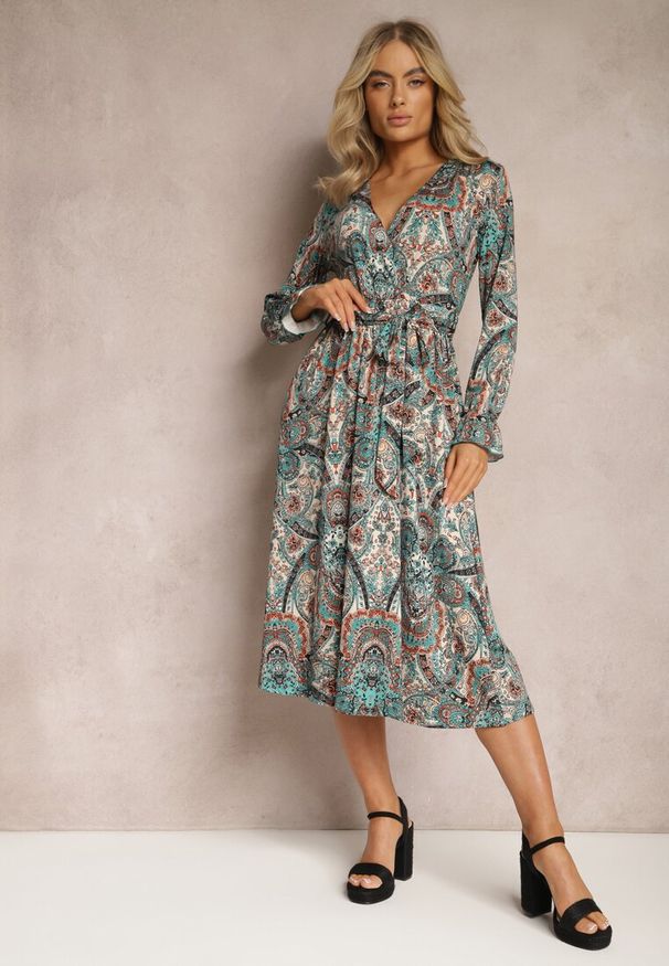 Renee - Zielona Sukienka Midi z Wzorem Paisley i Gumką w Talii Alynthe. Kolor: zielony. Wzór: paisley. Typ sukienki: kopertowe. Długość: midi