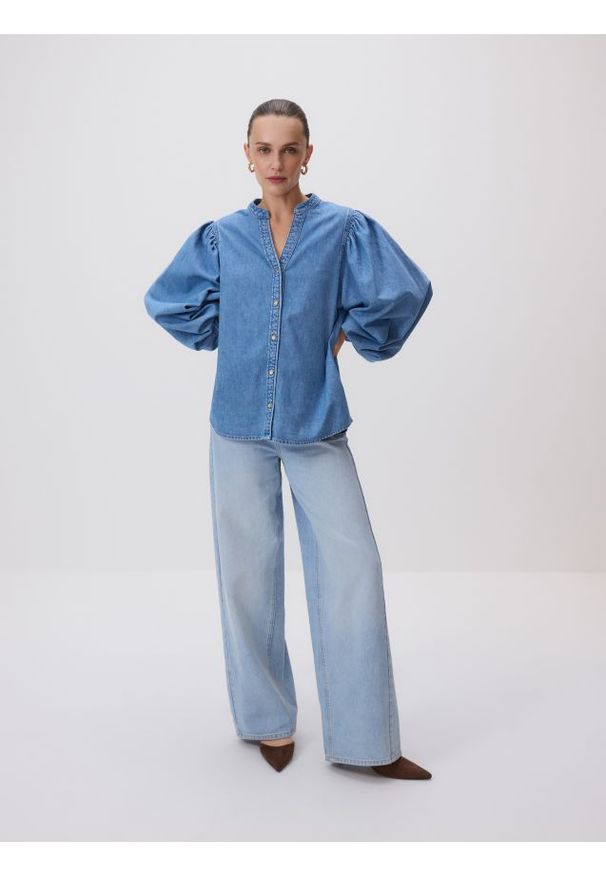 Reserved - Jeansowa koszula ze stójką - niebieski. Typ kołnierza: kołnierzyk stójkowy. Kolor: niebieski. Materiał: jeans