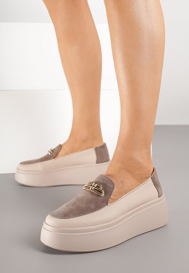 Born2be - Beżowe Skórzane Półbuty na Koturnie i Platformie z Metaliczną Ozdobą Florgise. Okazja: na co dzień. Kolor: beżowy. Materiał: skóra. Wzór: aplikacja. Obcas: na koturnie. Styl: casual