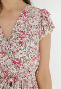 Born2be - Beżowo-Czerwona Sukienka Rhenosyne. Okazja: na co dzień. Kolor: beżowy. Materiał: materiał. Wzór: kolorowy, kwiaty. Sezon: lato. Typ sukienki: kopertowe, rozkloszowane. Styl: casual. Długość: maxi #2