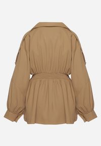 Born2be - Ciemnobeżowy Krótki Płaszcz z Bufiastymi Rękawami i Elastycznym Paskiem z Klamrą Lirenda. Okazja: na co dzień. Kolor: beżowy. Długość: krótkie. Styl: casual, elegancki, klasyczny #4