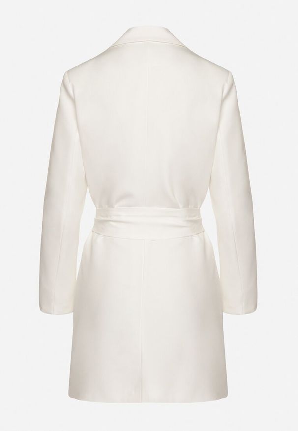 Born2be - Biała Sukienka w Stylu Marynarki z Paskiem i Usztywnionymi Ramionami Etinella. Okazja: na co dzień. Kolor: biały. Materiał: jeans, tkanina. Styl: casual, klasyczny